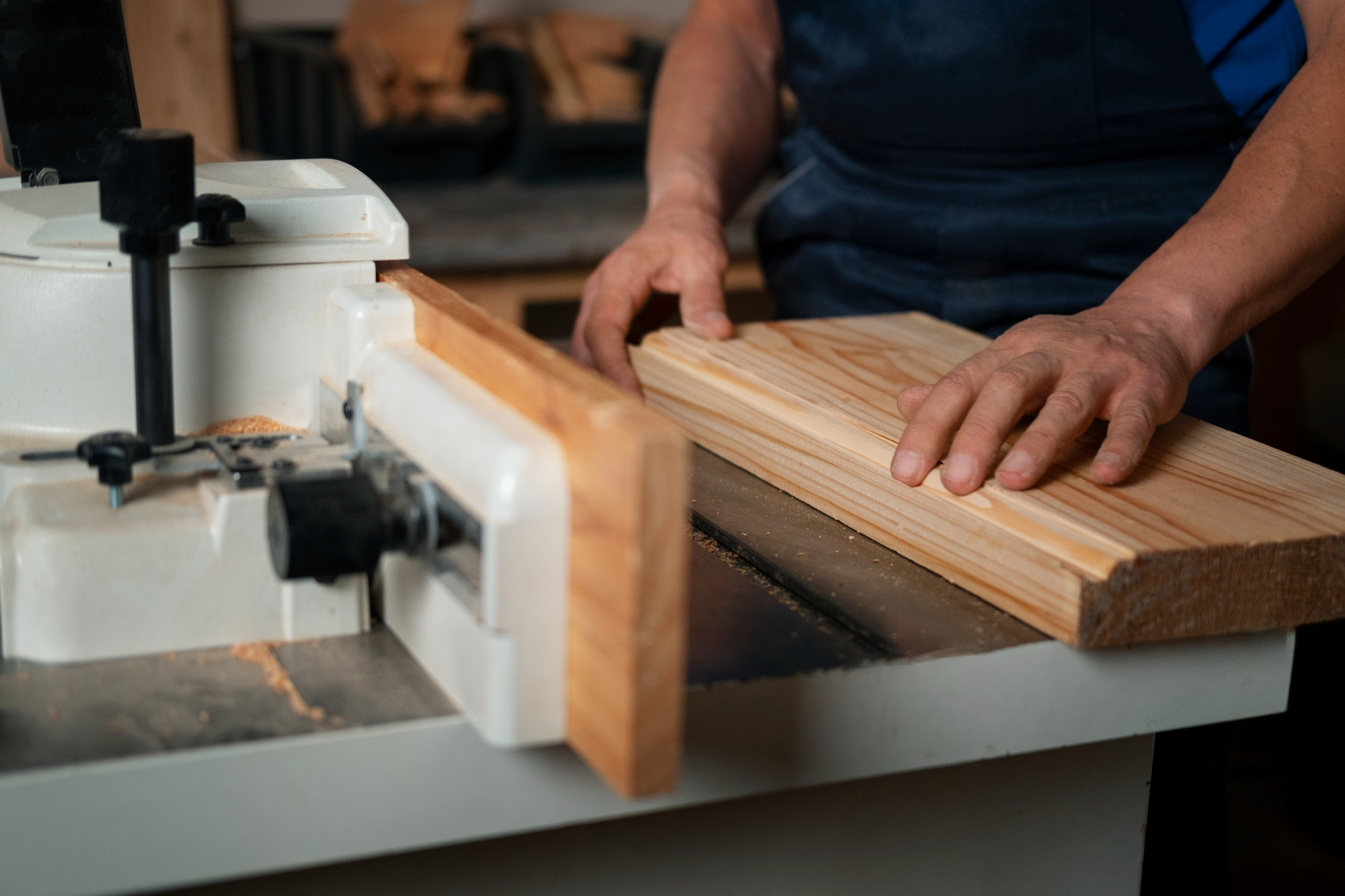 Primer plano de junta de madera maciza bien trabajada. Calidad en la carpintería de Valladolid - CORTE FINO.