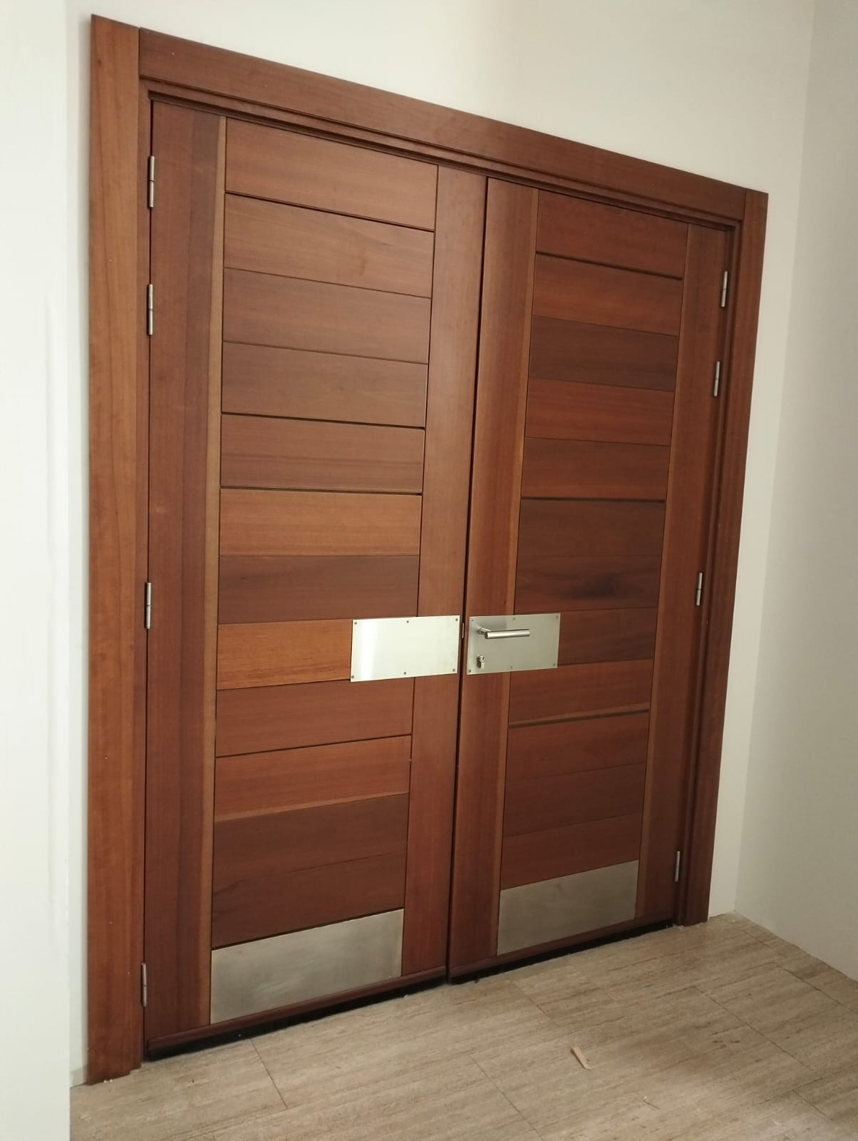 Restauración de piezas de madera maciza con técnicas artesanales